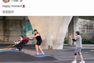 秦漢現身運動場，拿手機追拍兒子孫女太溫馨，75歲打扮年輕似小伙