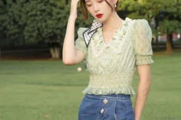 博主胡佳卉走森女部落風，珍珠牛仔開叉裙搭刺繡娃娃衫，甜爆了