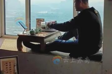 42歲男子失業大半年，找不下工作在家喝茶，一句話道出中年人無奈