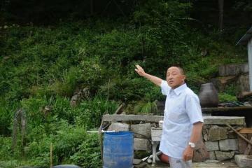 5旬大叔娶了2個老婆都因嫌他太窮,和他離了婚,直言還不如打光棍