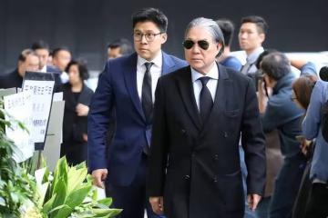霍震霆現身優衣庫,節儉樸素引網友熱議:豪門也有平民心