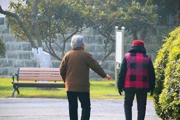 50歲以上的人，堅持走路有助長壽，可做不到5點多走也是白搭