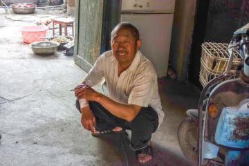 7旬大爺不顧子女反對堅持種地,現在為了播種澆地犯了愁,啥情況