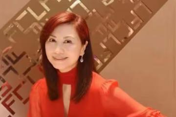 超靚!55歲前港姐冠軍零濾鏡素顏震撼網友,經歷三次婚姻終嫁初戀