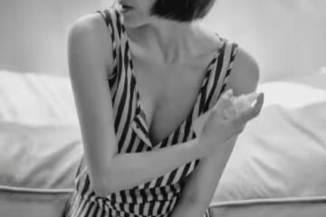 許晴穿舊衣秀身材，11年前後對比一點沒變老，不過女人味更濃了