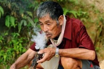 6旬老伯算計小兒子卻偷偷貼補大兒子，因太偏心惹兄弟反目，糊塗