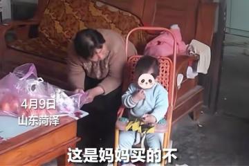 兒媳在外務工，婆婆幫忙帶孫子，指著零食提醒孫子：都是媽媽買的