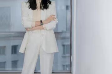 姚晨實在太美了，一身白色西裝套裝搭配印花襯衫，展現女性的魅力
