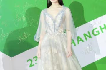 35歲宋軼這身材「絕」了，一襲印花連衣裙似仙女下凡，美出新高度