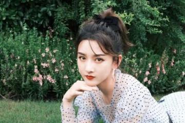 宋祖兒真是長大了,身穿藍色透視波點連衣裙,女人味滿滿