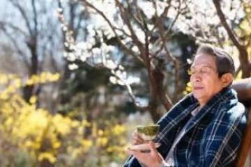 65歲老人把房子過戶給侄女,中風後讓親生女兒養老,女兒不接電話