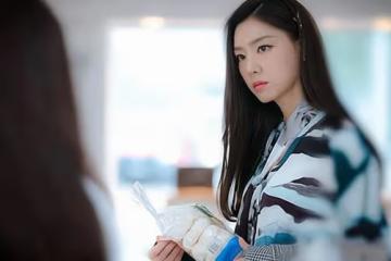 公公出軌,婆婆帶全家人捉姦,見到小三兒媳怒了:公公你不是人