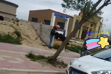 丈夫發現妻子和陌生男子約會,怒扇妻子耳光反被男子揍:別打女人