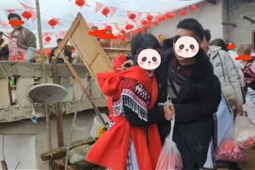沒錢娶媳婦只能倒插門，父親抱著新郎大哭，說自己對不起兒子