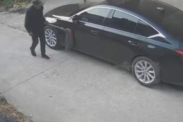 好心辦壞事!女兒車髒,父親拿拖把幫擦乾淨:刮三個面每個面一千