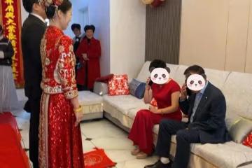 新娘等著磕頭,公婆業務繁忙一起接電話:兒媳別急,再給你掙幾萬