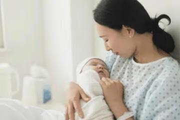 母乳喂養的新生兒,吃奶量如何掌握?新生寶寶喂奶的姿勢怎樣才對