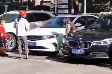 男生當眾給女友下跪求復合，承諾自己會賺錢買房，被女友決絕推開