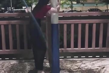 女子醉酒後把路燈當男朋友,手腳並用抱著就親,朋友看好戲不阻攔