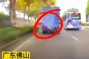 大爺拄雙拐在機動車道走,汽車來不及躲避把人撞飛:這下老實了