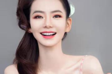 戚薇的「金魚妝」火了，穿粉色弔帶太逆生長，搭配黑色蓬蓬裙好美