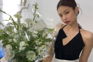 JENNIE時尚大片,深v黑弔帶穿搭性感極了,下搭小白裙不要太好看