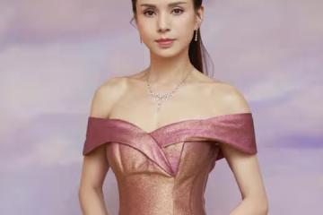 李若彤不愧是「不老女神」，一襲抹胸長裙美到犯規，越看越有韻味