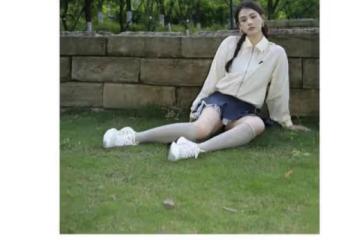 36歲馬思純近照曝光,扎雙麻花辮穿超短裙,瘦身成功後越來越少女