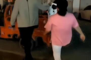 女子和朋友在外喝酒到深夜,父母找到後連拉帶踹,扔三輪車上拉走