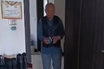 八旬公公補貼兒子生活,退休金存摺交給兒媳,網友:你好意思接
