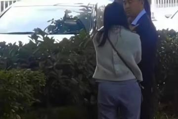 妻子在街頭拉著丈夫大聲責罵,丈夫忍無可忍,脫掉衣服打赤膊走了