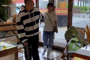 男子送奢侈品把女友追到手，談戀愛一段時間，逼著女友把禮物變賣