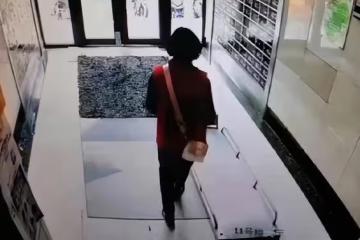 大媽趁周圍沒人，順走殯儀館的擔架，網友：無知者無畏