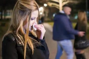 深深愛過你的男人,才會在分手後「這麼」聯繫你,不用懷疑