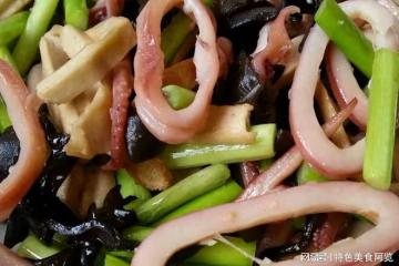 0基礎美食之蒜薹炒墨魚仔，脆嫩解饞，滋補味美，被誇爆的下飯菜
