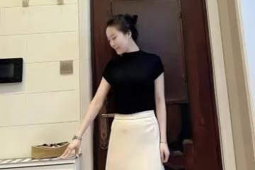 極簡穿搭,黑色正肩短袖搭配米色半身裙,黑白配簡單又好看
