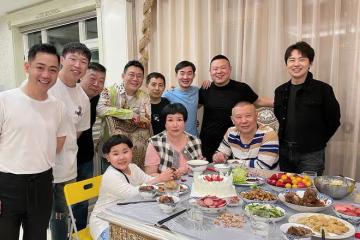 郭德綱小3歲嬌妻慶生！短髮大臉盤穩坐C位，6歲兒子長得太像媽媽