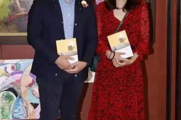 郭晶晶同框香港貴婦團！蕾絲襯衫搭長裙遮肉又時髦，鑲邊照樣亮眼