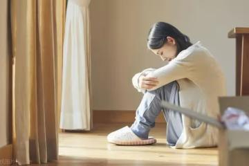 我當年未婚懷孕結婚爸媽很生氣... 老公出軌我「離婚跑回娘家住」,打地鋪睡「卻連續3晚窗戶被打開」! 第4天我裝睡「半夜偷偷張開眼睛」一看崩潰了....