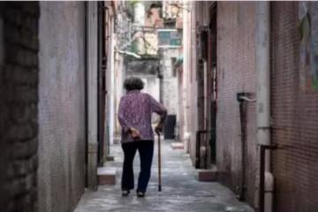 老公家有3兄弟，其他人不願贍養！婆婆只能住在「我家車庫10年」她90歲去世後「我接到律師電話」才明白：她早就看清了