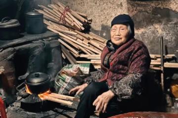 父親生病沒米下鍋,母親找大舅借錢沒借到,晚上鄰居突然來了