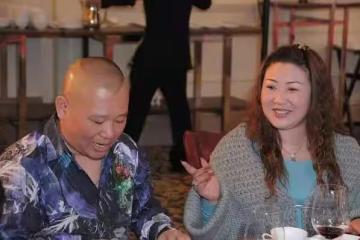 郭德綱老婆真高調！穿棉服身材臃腫，戴2萬圍巾手上鴿子蛋太晃眼