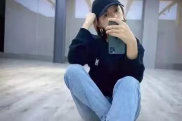 鄧超夫婦合體現身！孫儷穿撞色V領裙走紅毯，雙手插兜比老公還帥