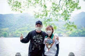 孫儷帶老公爬山不忘秀恩愛！穿衣簡便又時髦，鄧超反而讓老婆背著