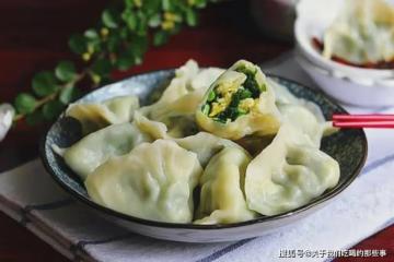 調韭菜雞蛋餡，只放2樣調料，韭菜翠綠又鮮美，不出水不燒心
