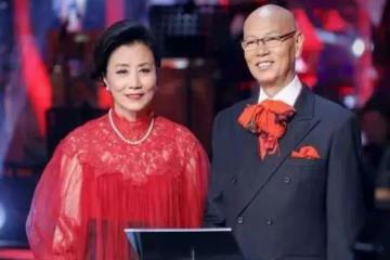 汪明荃夫婦參加同學聚會，羅家英與84歲老師合影，對方轉行當演員