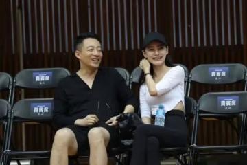 汪小菲攜未婚妻看球賽，害羞的表情惹人笑