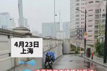 男子用雨衣蓋住在路邊放聲大哭，好心大姐暖心安慰：聽著心都碎了