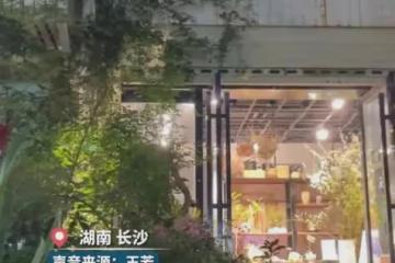80後夫妻開一家無人花店，每天只在下班後打理，三年了沒丟一朵花