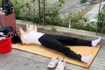 女子拒絕工作被丈夫趕出家門,大橋上躺平:男人養女人天經地義